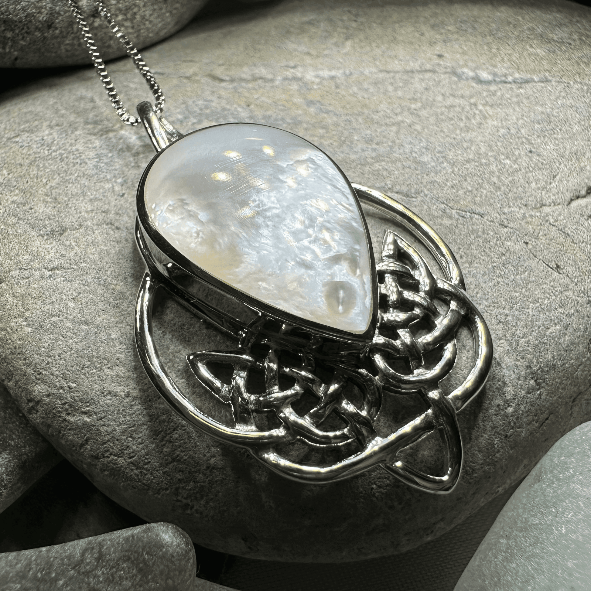 Tobermory Celtic Knot Necklace - Abalone Shell / 18