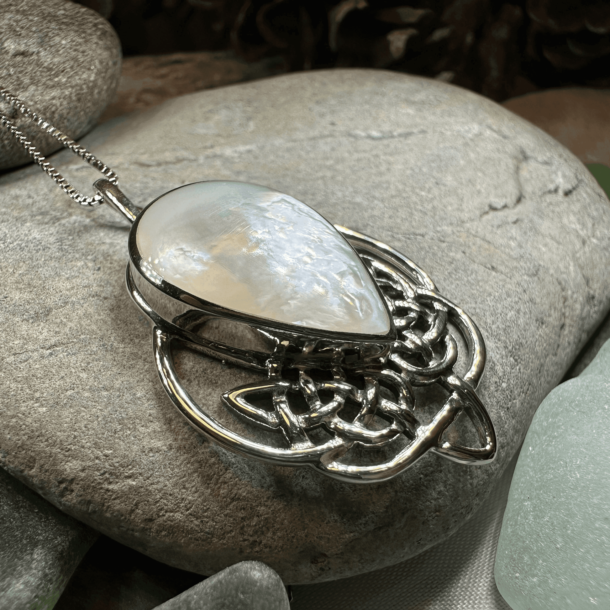 Tobermory Celtic Knot Necklace - Abalone Shell / 18