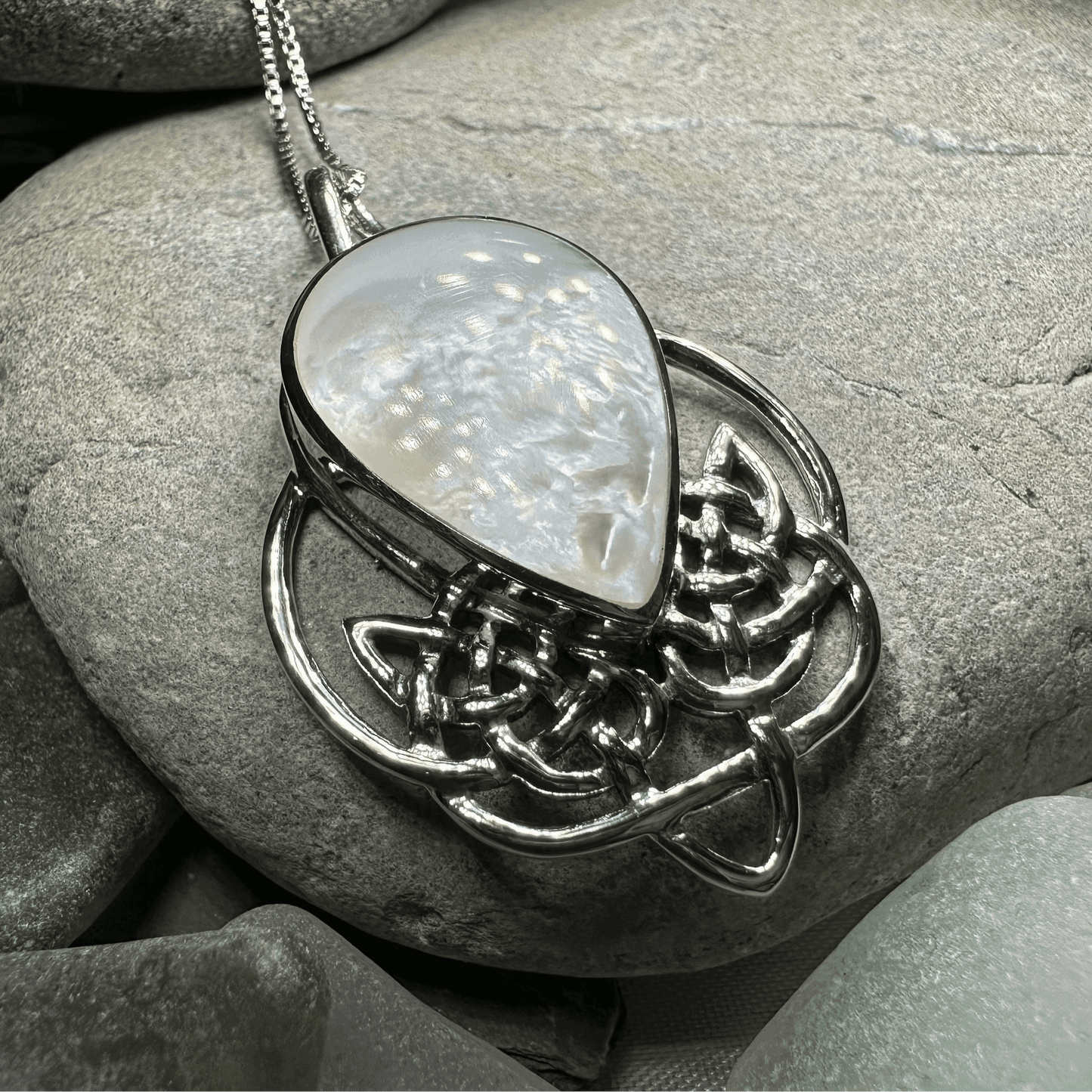Tobermory Celtic Knot Necklace - Abalone Shell / 18