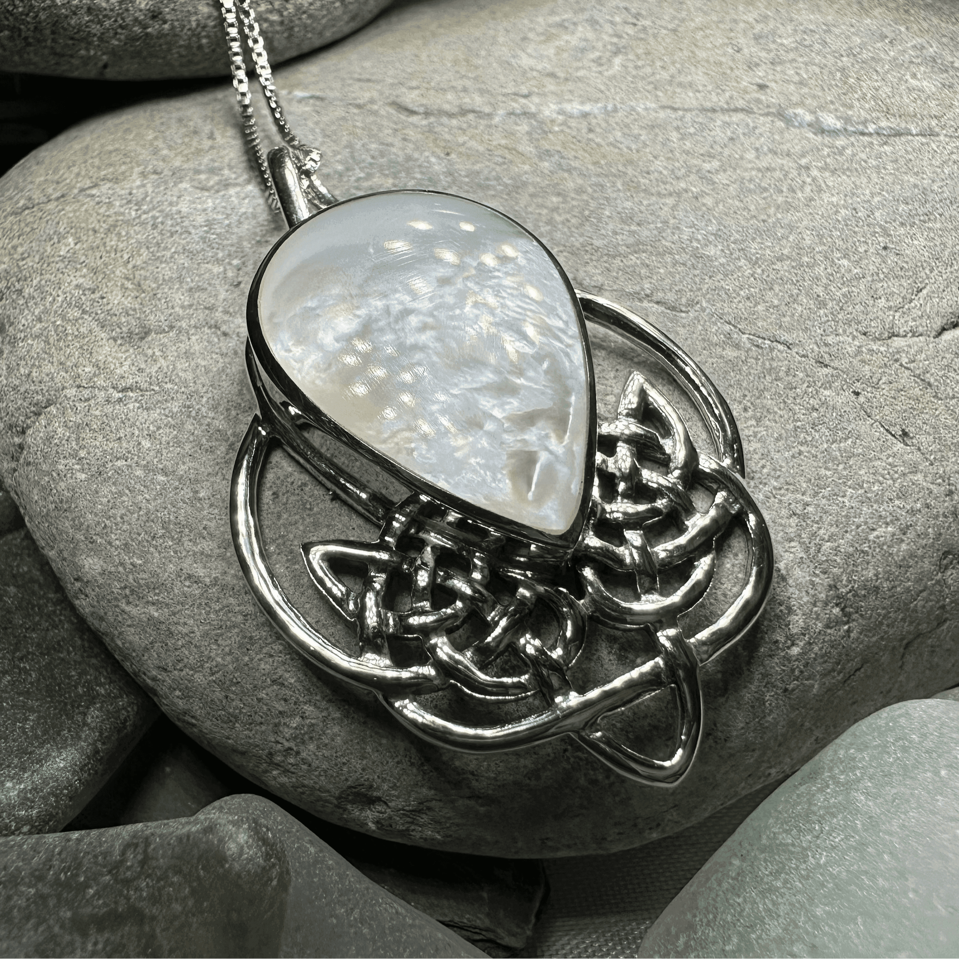 Tobermory Celtic Knot Necklace - Abalone Shell / 18