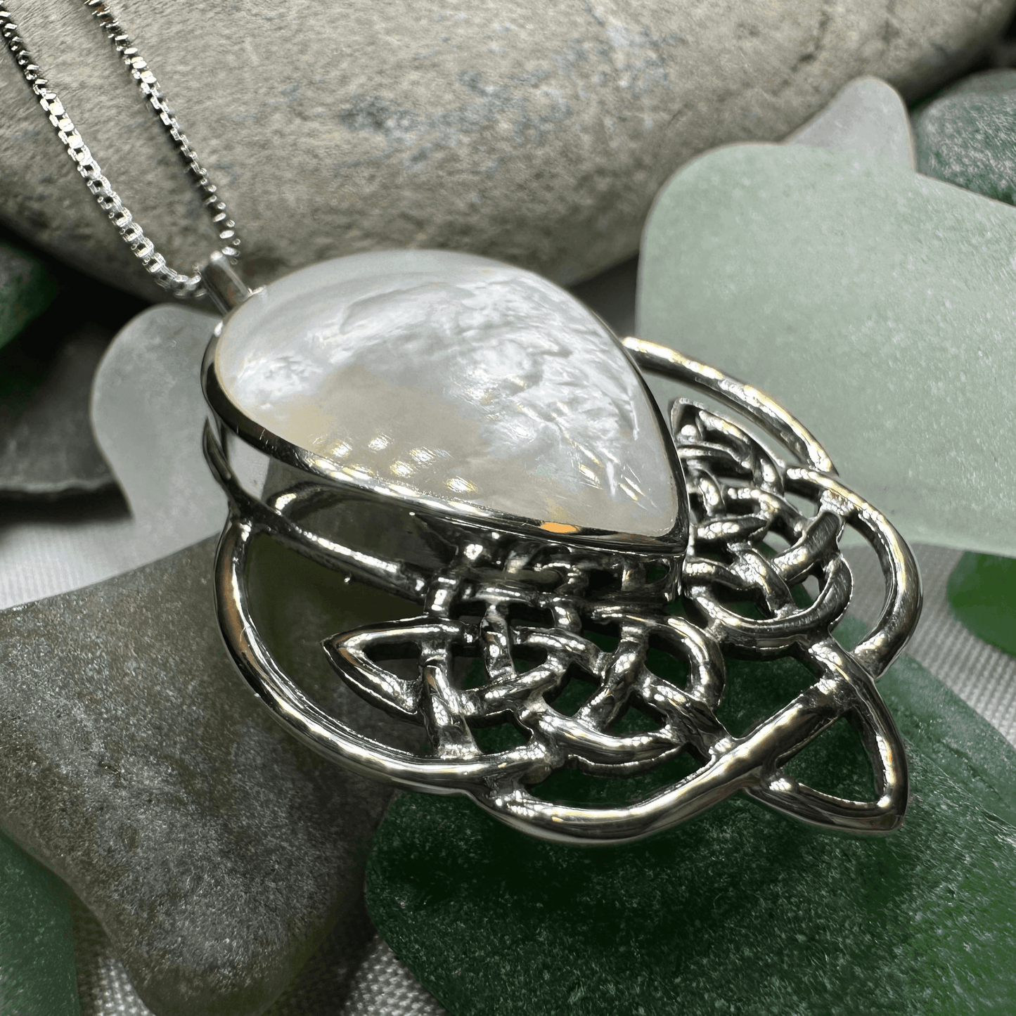 Tobermory Celtic Knot Necklace - Mother of Pearl / 18