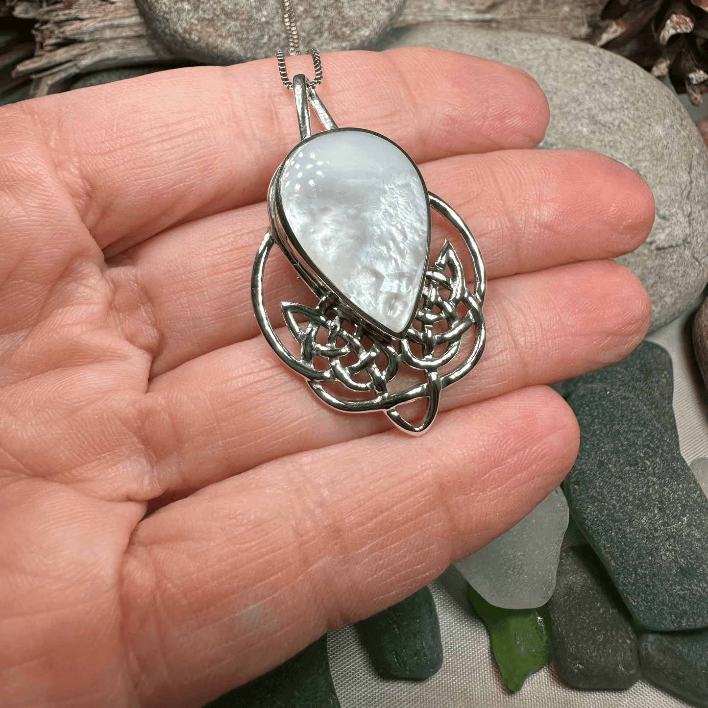 Tobermory Celtic Knot Necklace - Abalone Shell / 18