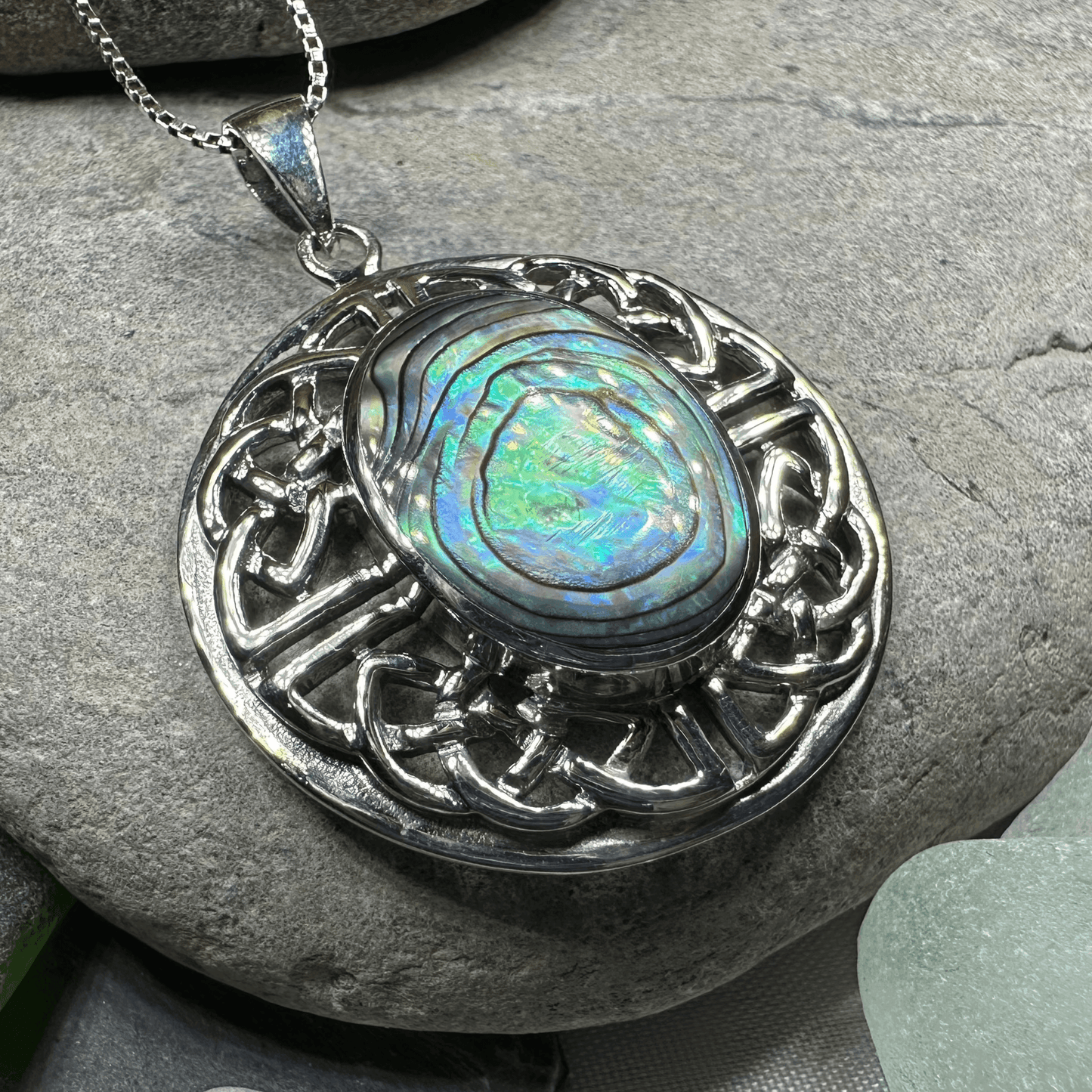 Mariot Celtic Knot Necklace - Abalone Shell / 18