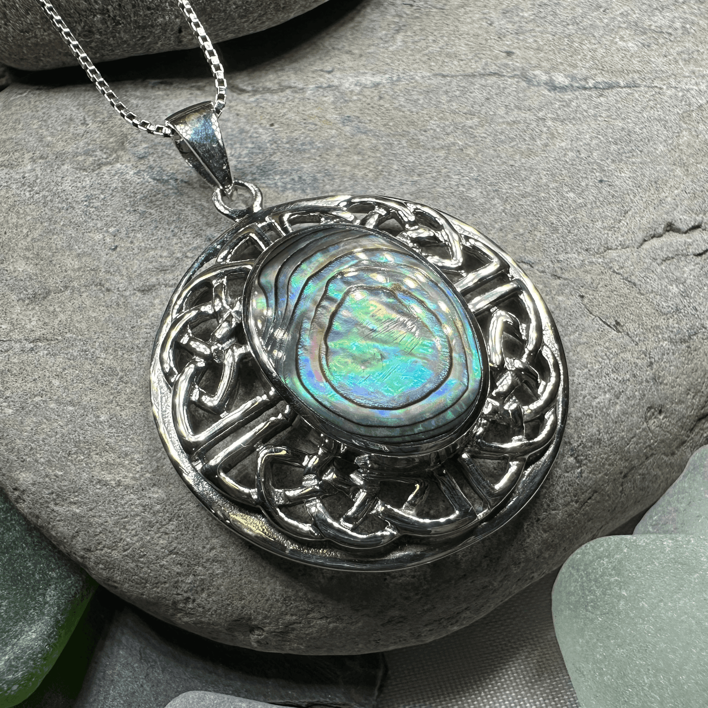 Mariot Celtic Knot Necklace - Abalone Shell / 18