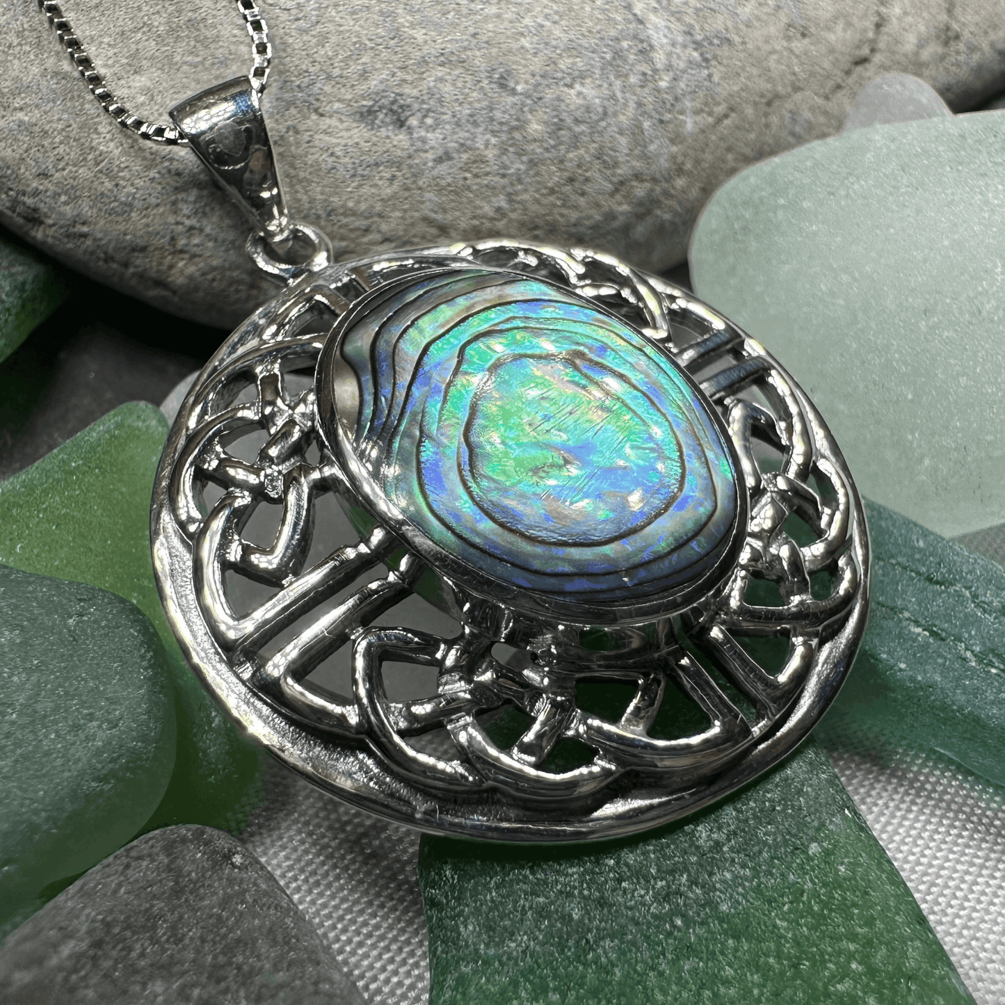 Mariot Celtic Knot Necklace - Abalone Shell / 18