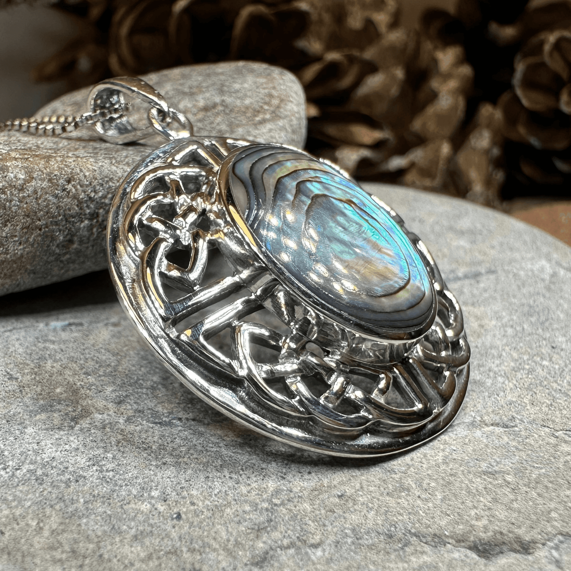 Mariot Celtic Knot Necklace - Abalone Shell / 18