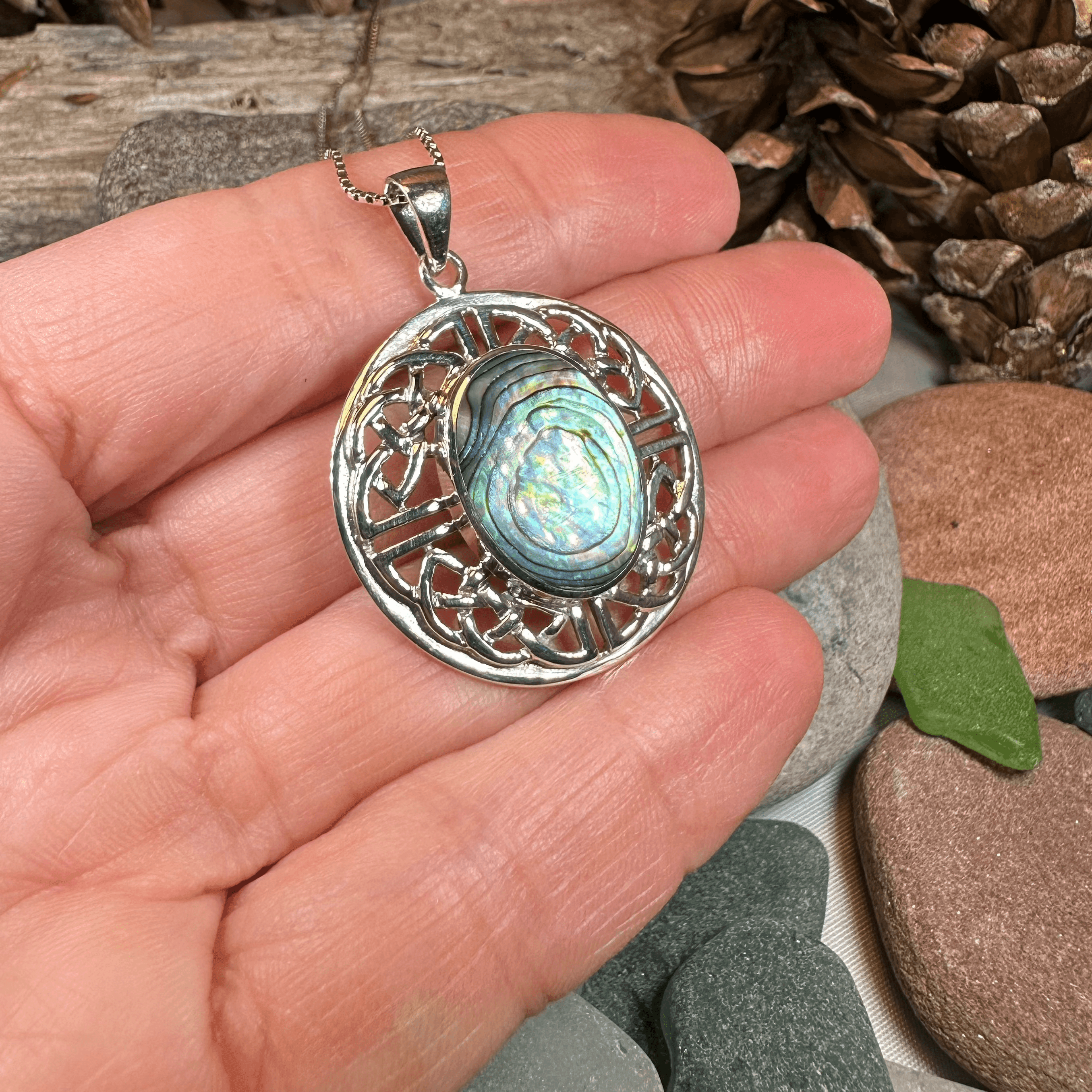 Mariot Celtic Knot Necklace - Abalone Shell / 18