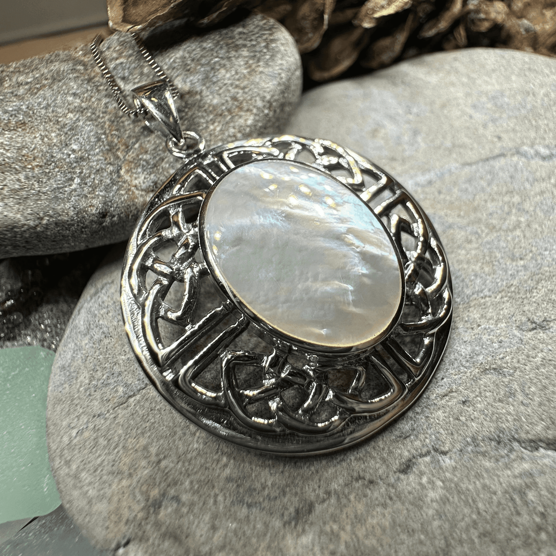 Mariot Celtic Knot Necklace - Abalone Shell / 18