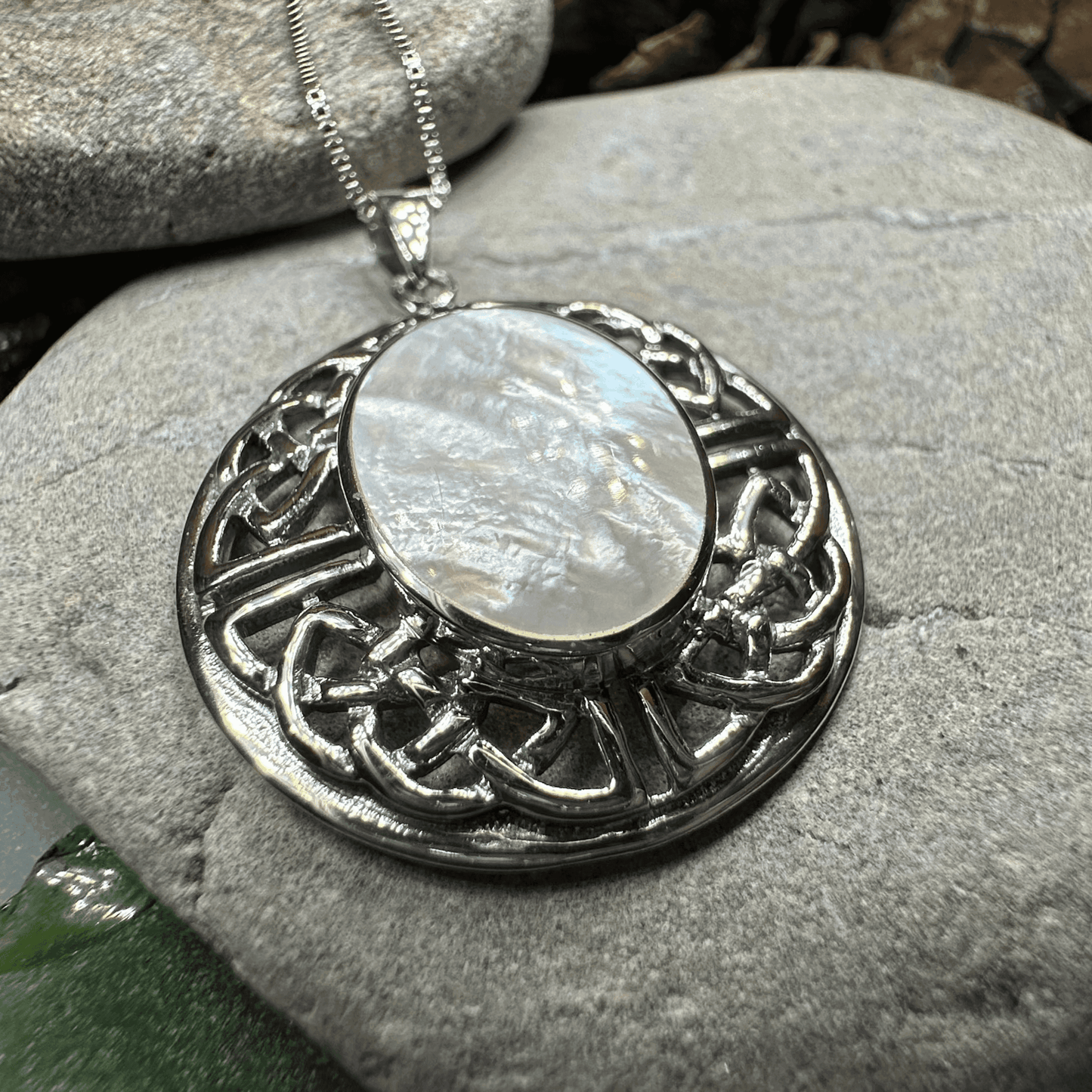 Mariot Celtic Knot Necklace - Abalone Shell / 18