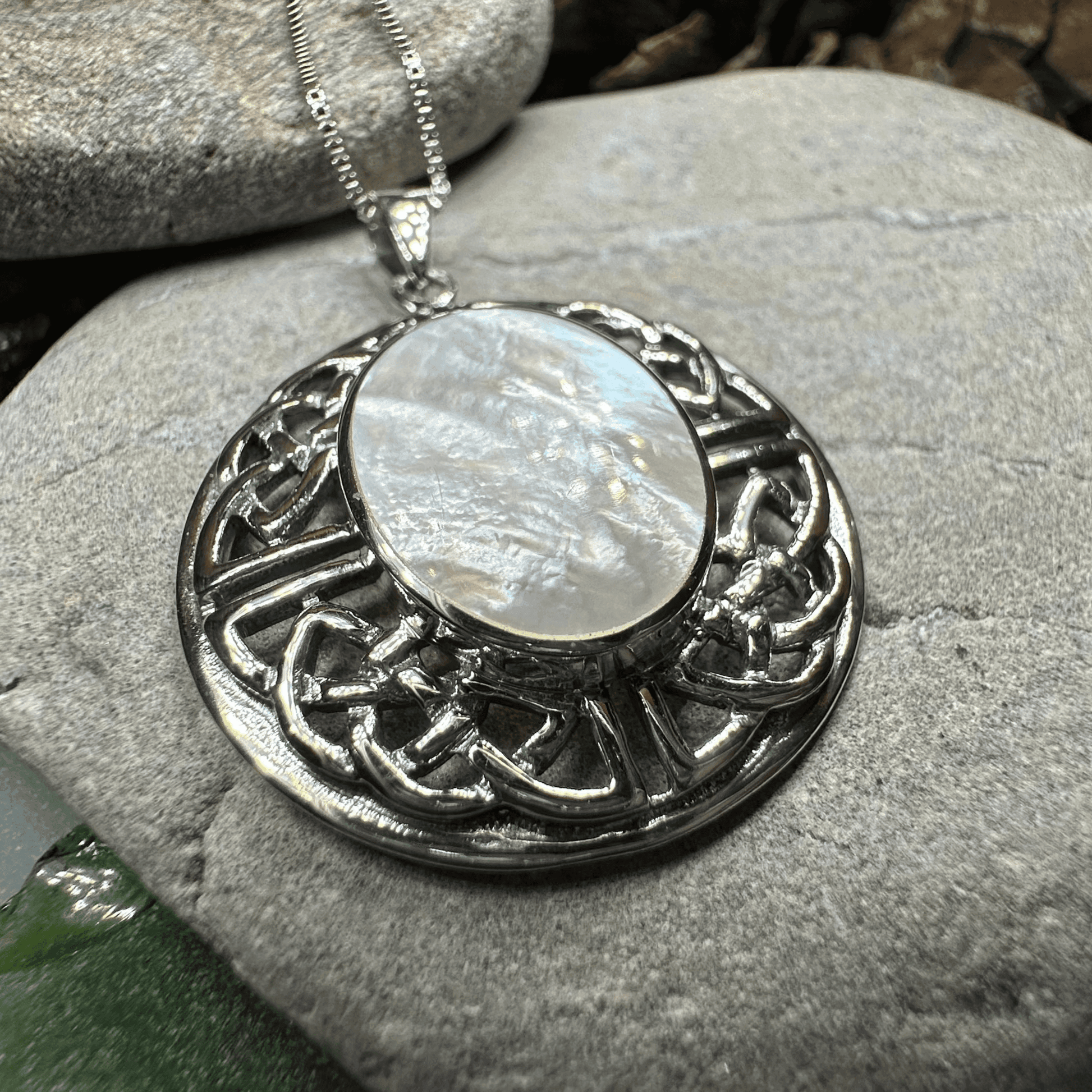 Mariot Celtic Knot Necklace - Abalone Shell / 18