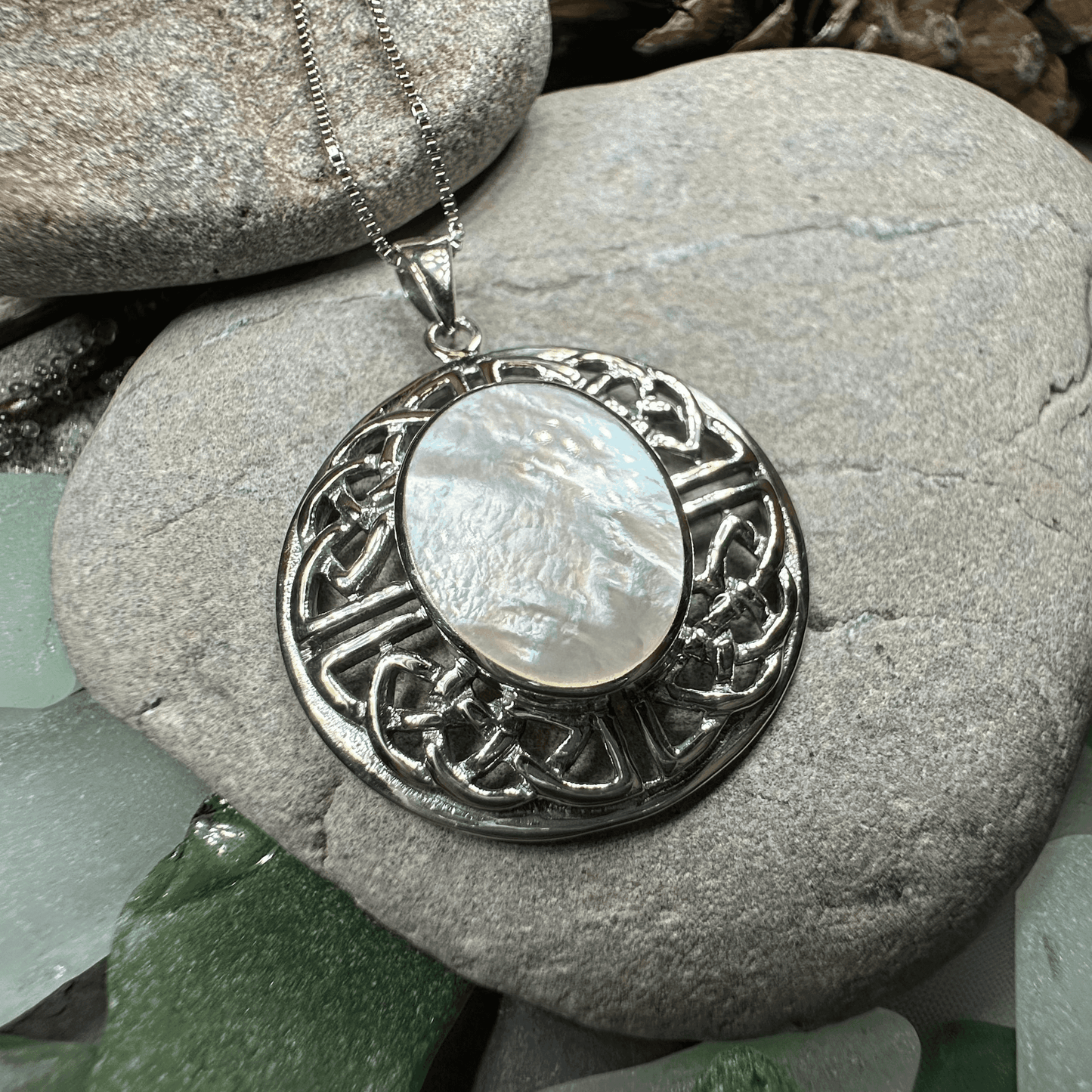 Mariot Celtic Knot Necklace - Abalone Shell / 18
