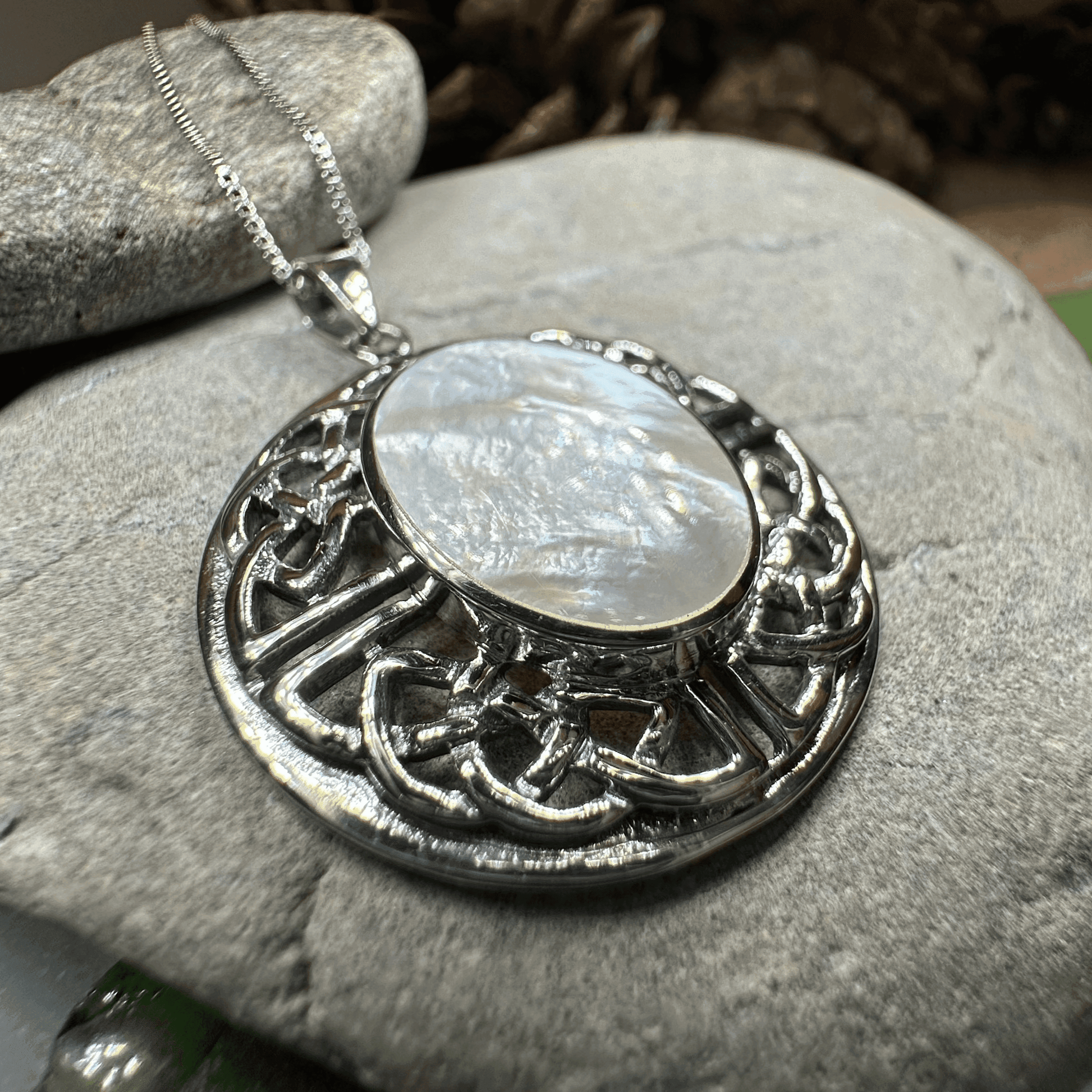 Mariot Celtic Knot Necklace - Abalone Shell / 18
