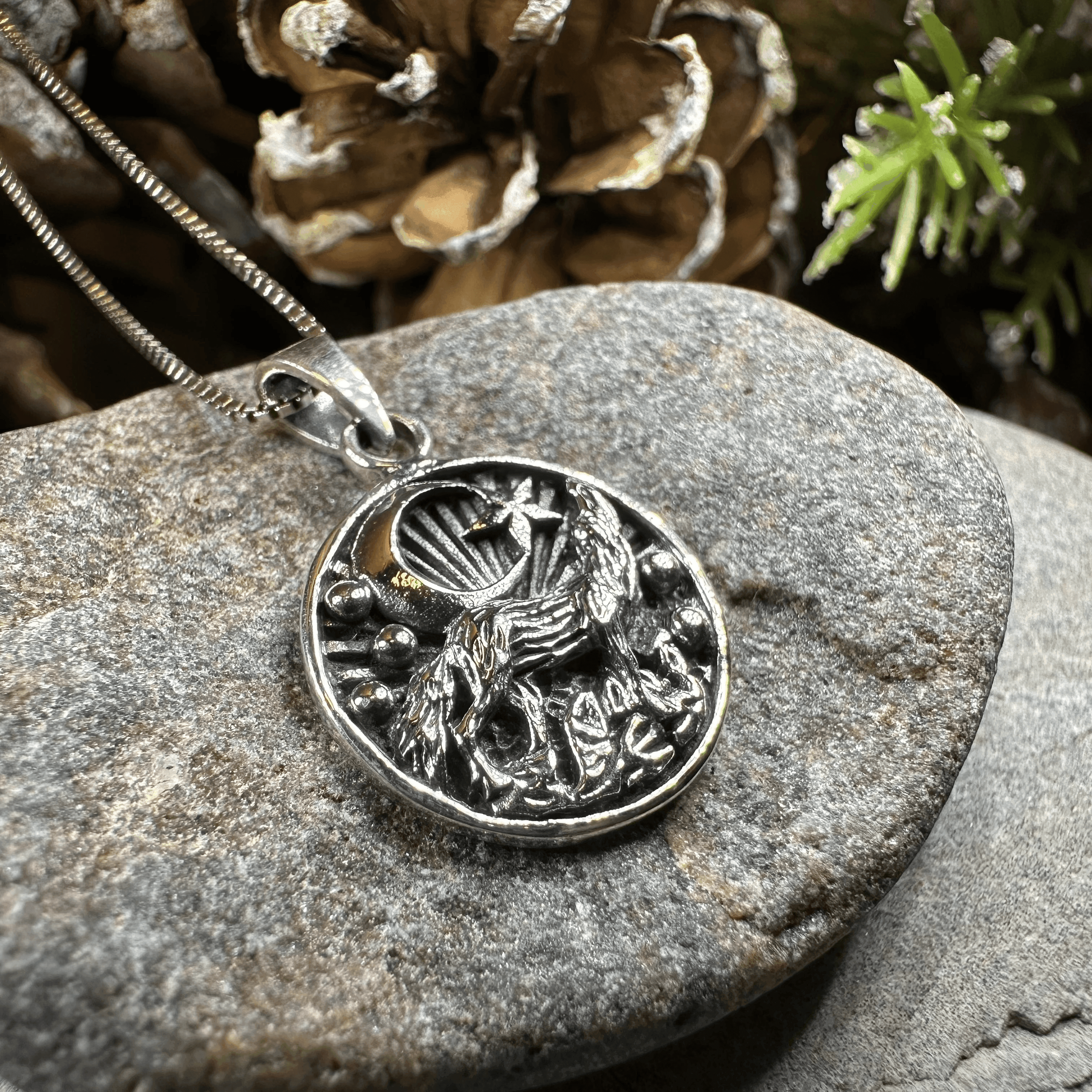 Oíche Wolf Necklace - 