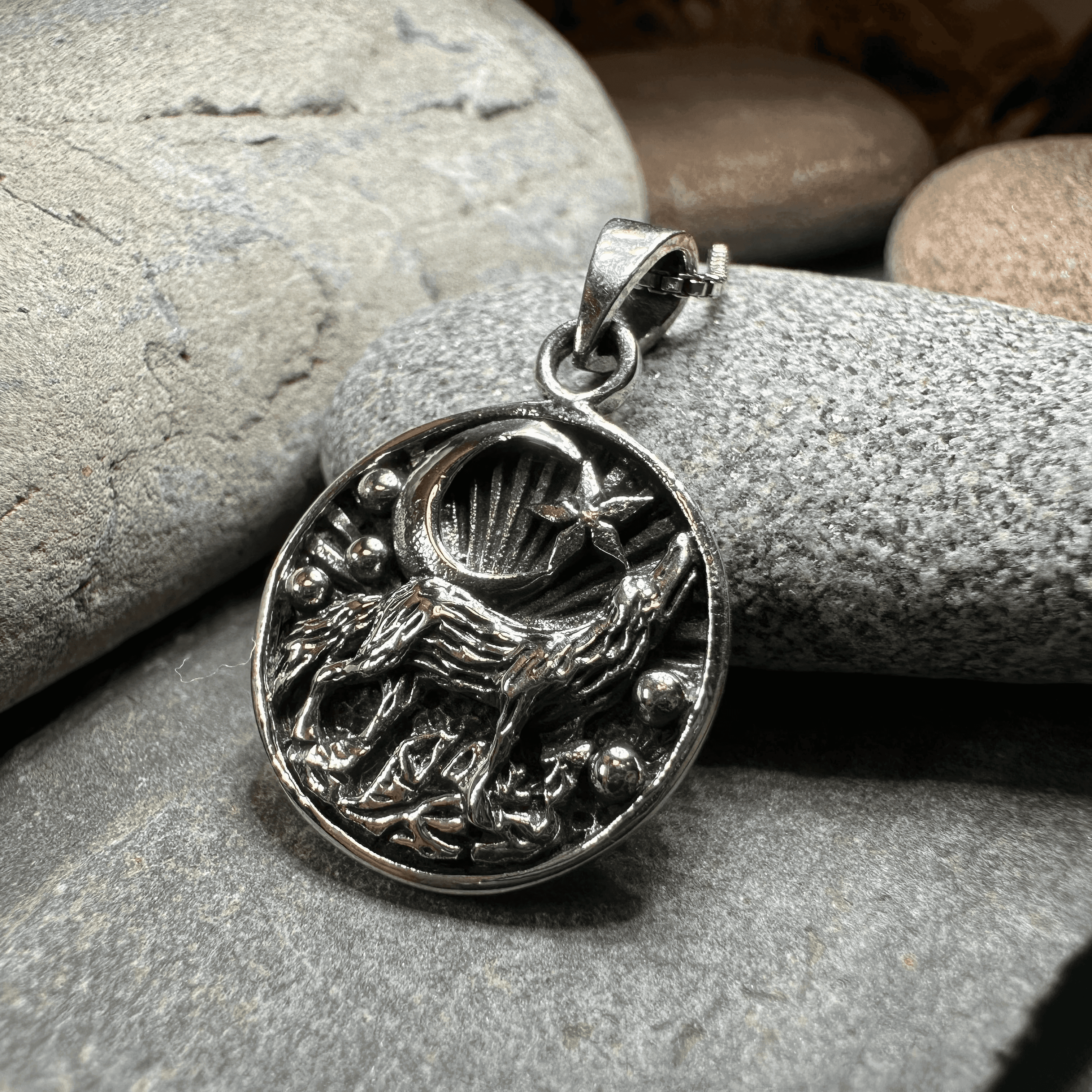 Oíche Wolf Necklace - 