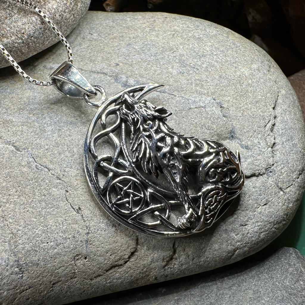 Mac Tíre Wolf Necklace