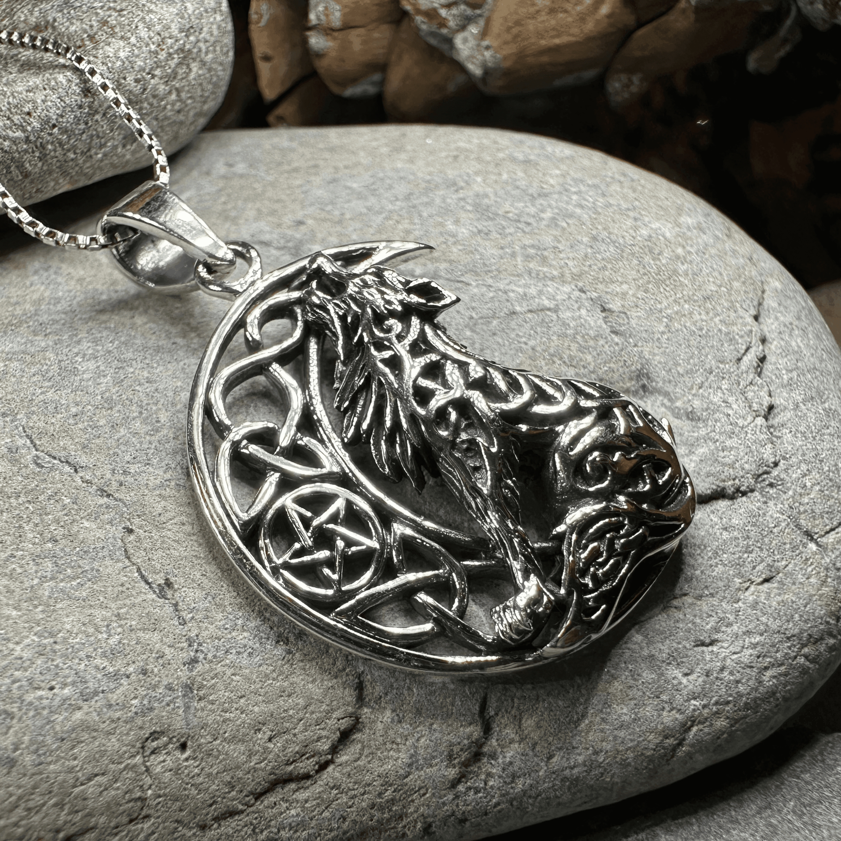 Mac Tíre Wolf Necklace - 18