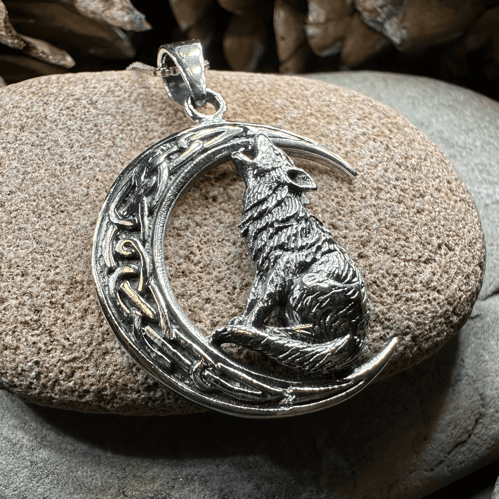 Nocturn Wolf Moon Necklace - 18