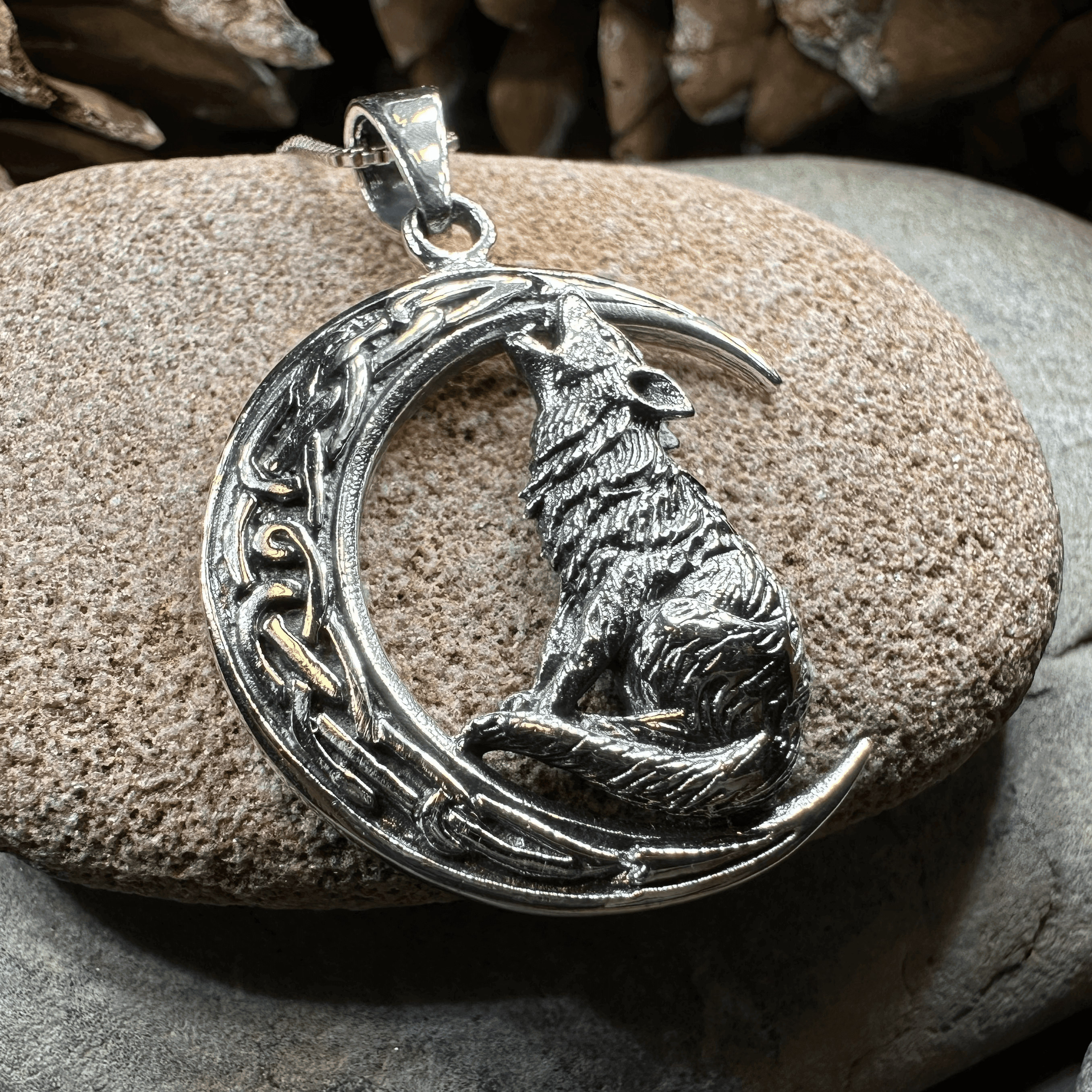 Nocturn Wolf Moon Necklace - 18