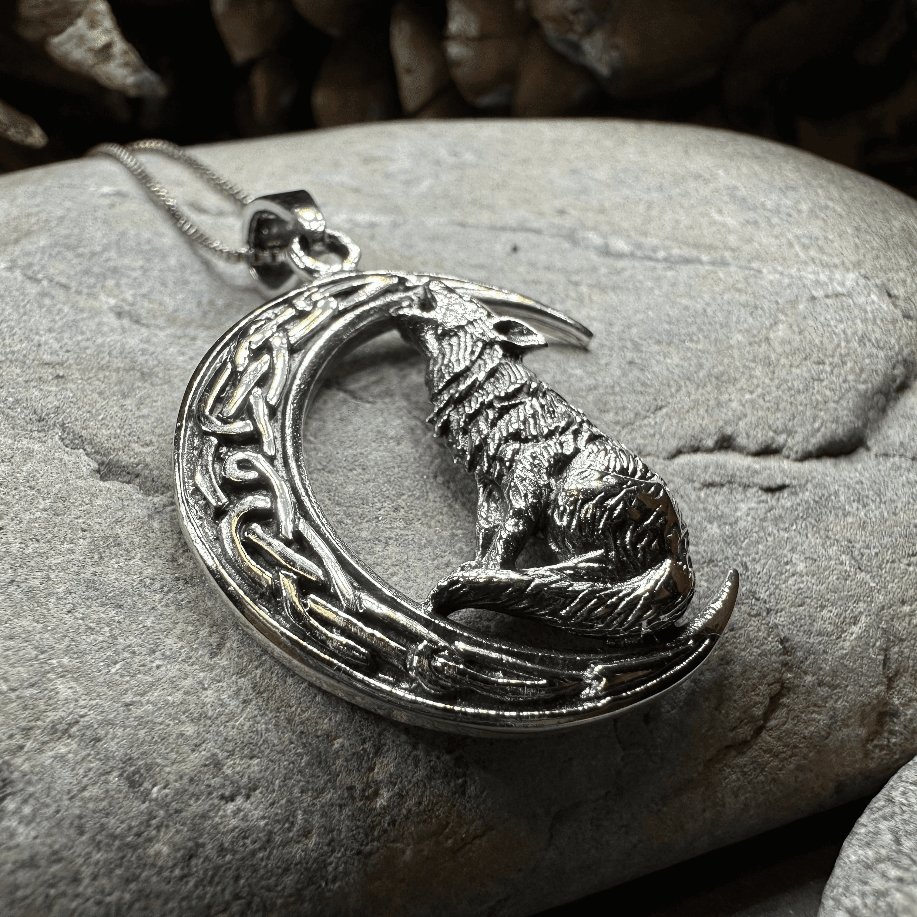 Nocturn Wolf Moon Necklace - 18