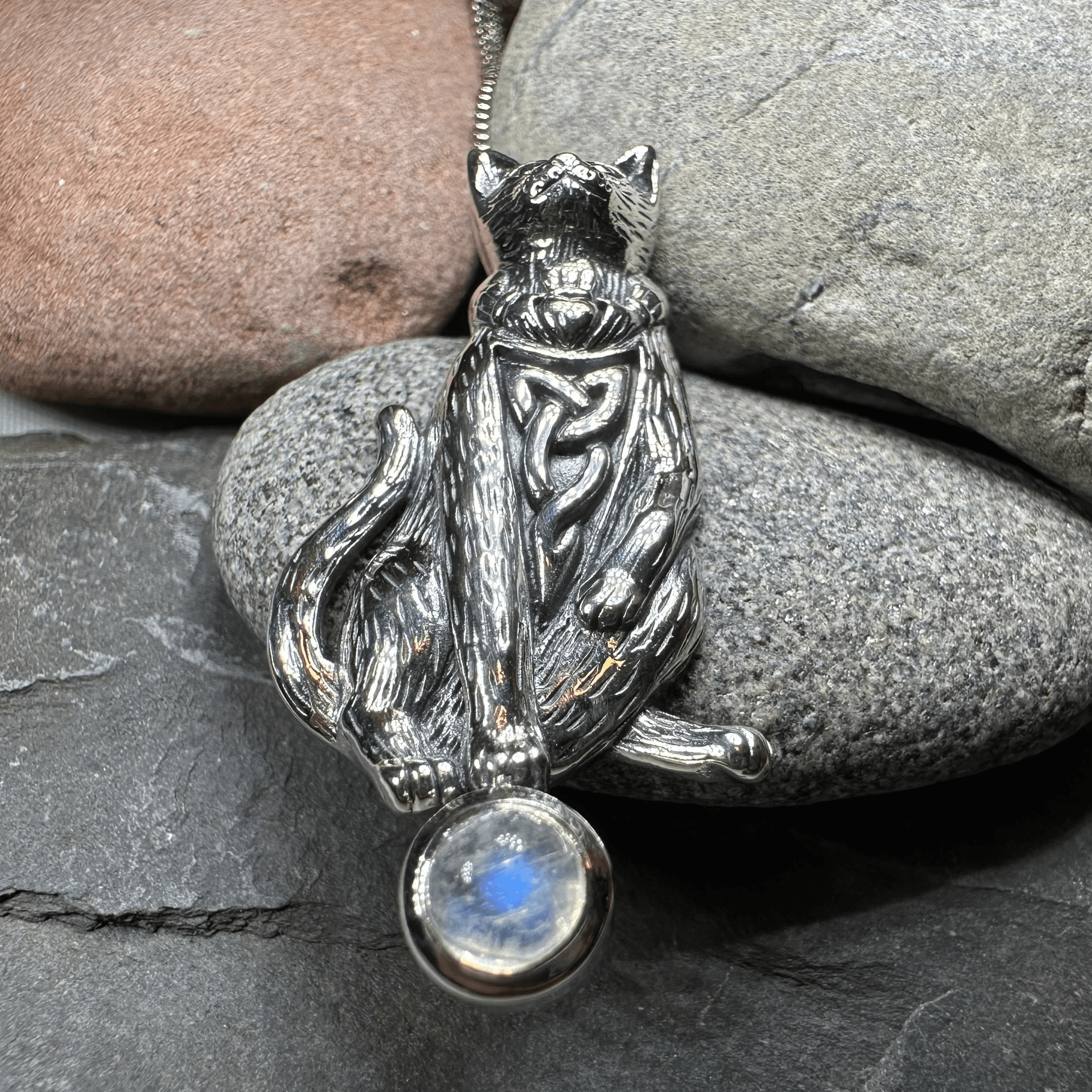 Playful Cat Necklace - Moonstone / 18