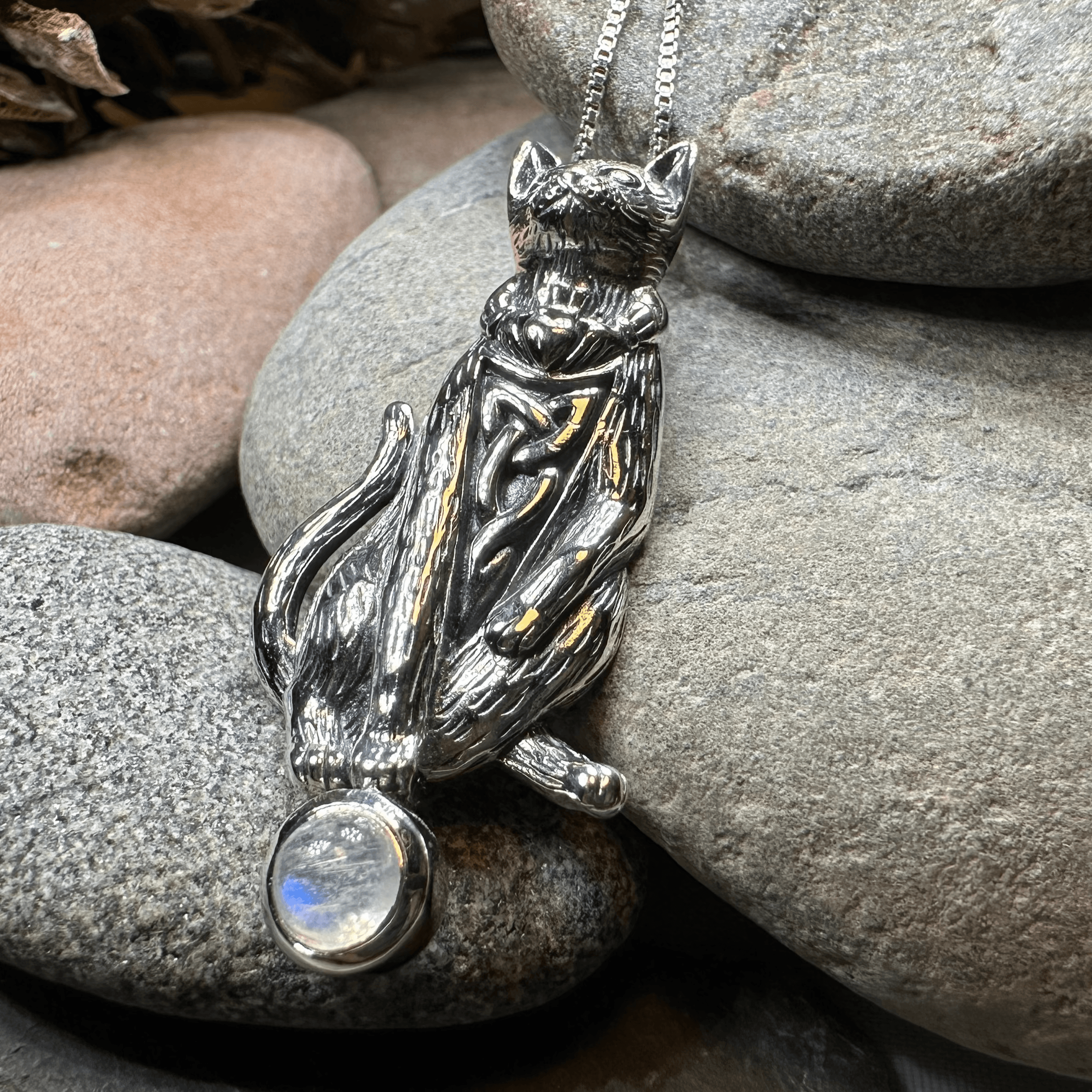 Playful Cat Necklace - Emerald Crystal / 18