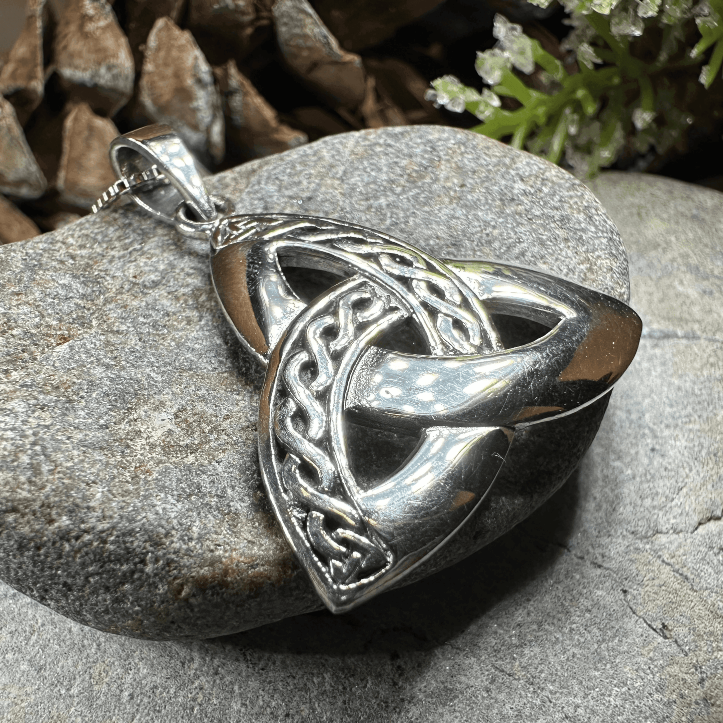 Vafara Triquetra Knot Necklace - 