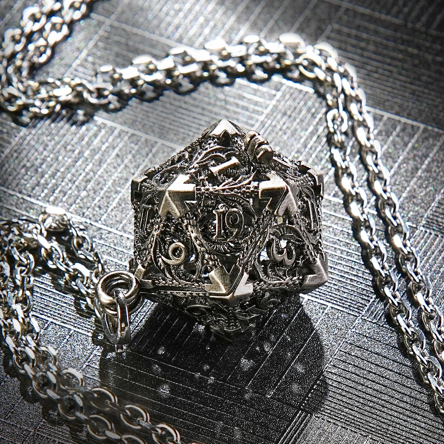 Multicolor Metal Hollow D20 Dice Necklace、Keychain + Mini DND Dice Set