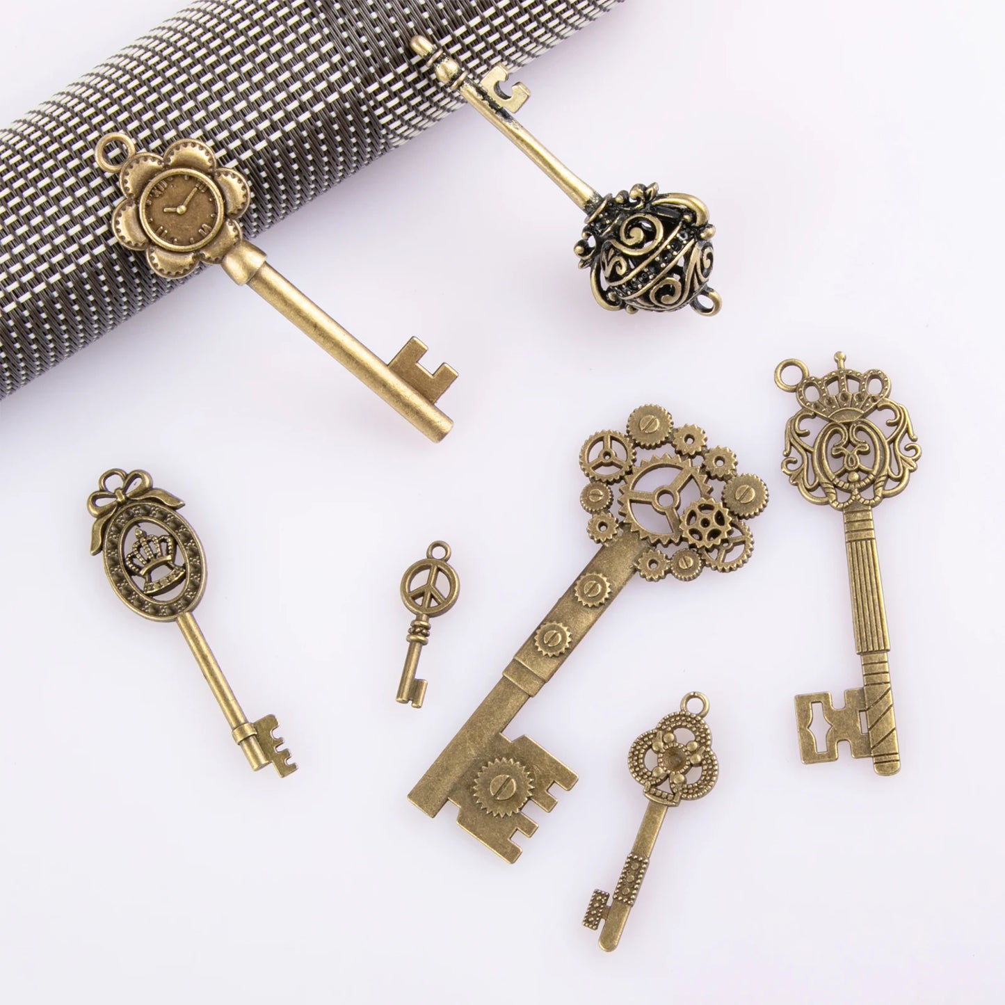 CHuangQi 12 pcs Vintage Skeleton Keys Set, Filigree Steampunk Keys, Antique Bronze Charms Pendants Different Style