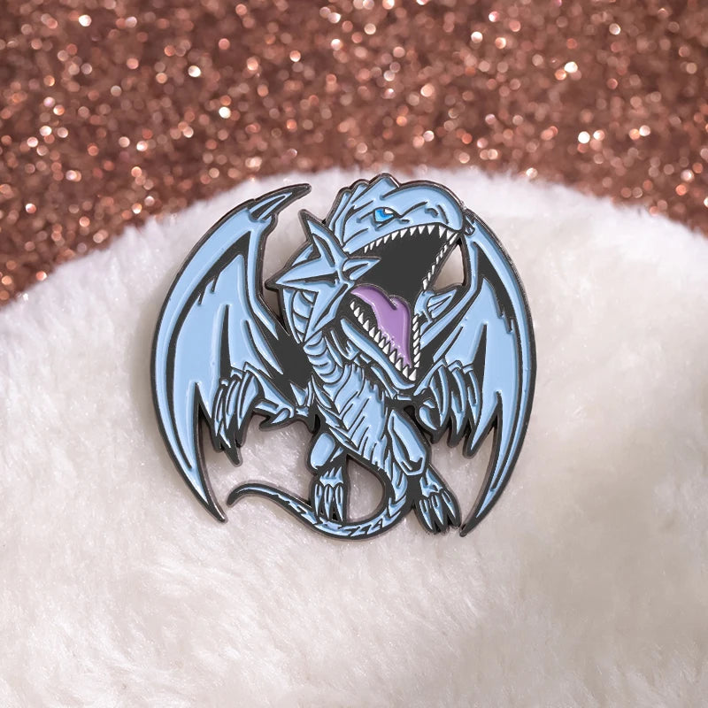 Broche Dragon blanc aux yeux bleus, en émail, Badges périphériques de jeu animé, sacs à dos à revers, accessoires bijoux, cadeau
