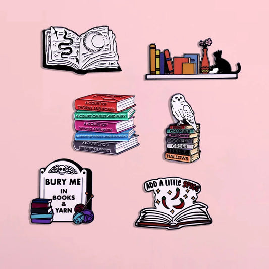 Pin esmaltado para amantes de los libros, broche de gato y estantería, insignia para regalo, accesorios únicos para libros de joyería para estudiantes y amigos