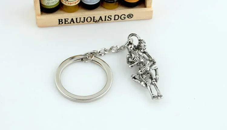 1 piece of high-quality couple keychain that loves you when you die. Cute skull keychain/keychain. Gifts for good friends