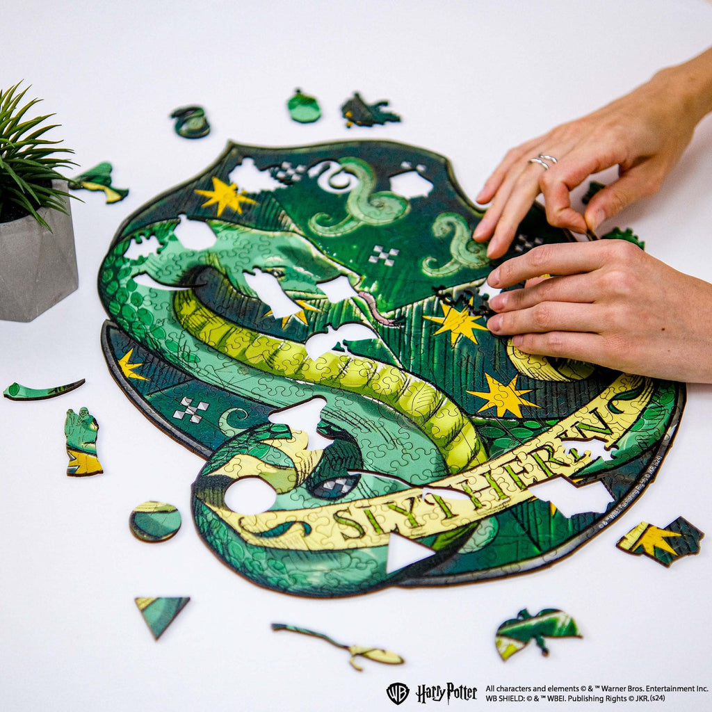 Wooden jigsaw puzzle Harry Potter Slytherin™ Gameplay