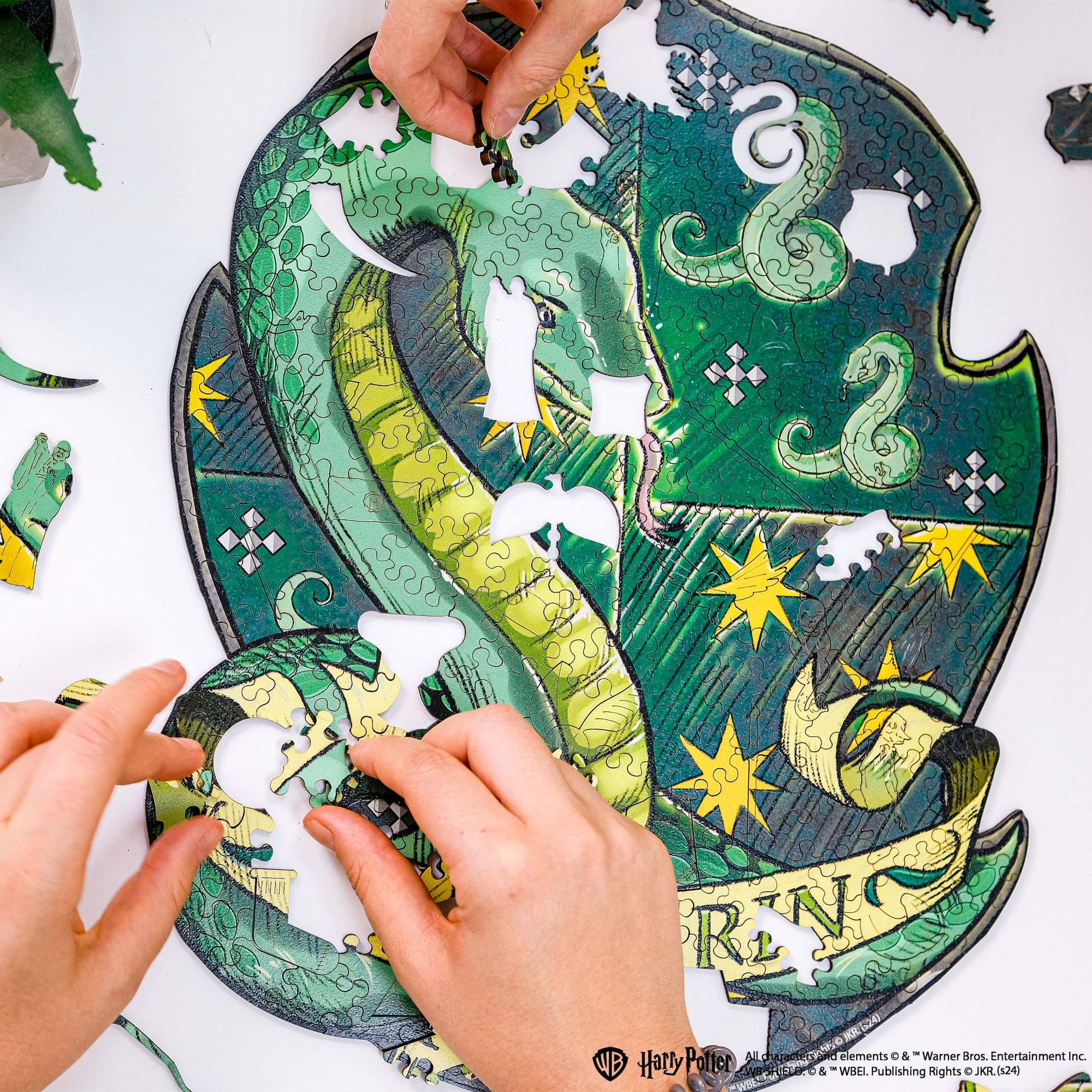Wooden jigsaw puzzle Harry Potter Slytherin™ Gameplay