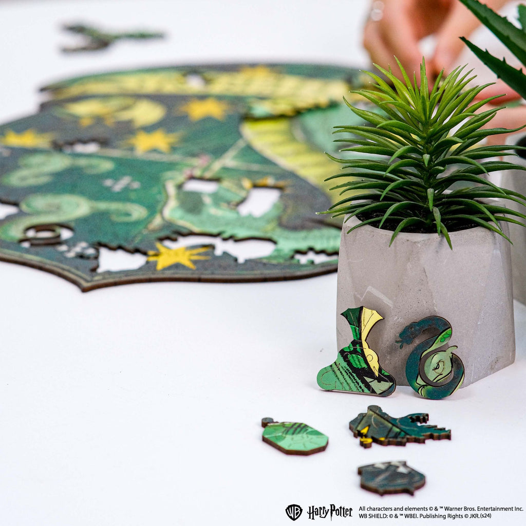 Wooden jigsaw puzzle Harry Potter Slytherin™ Gameplay