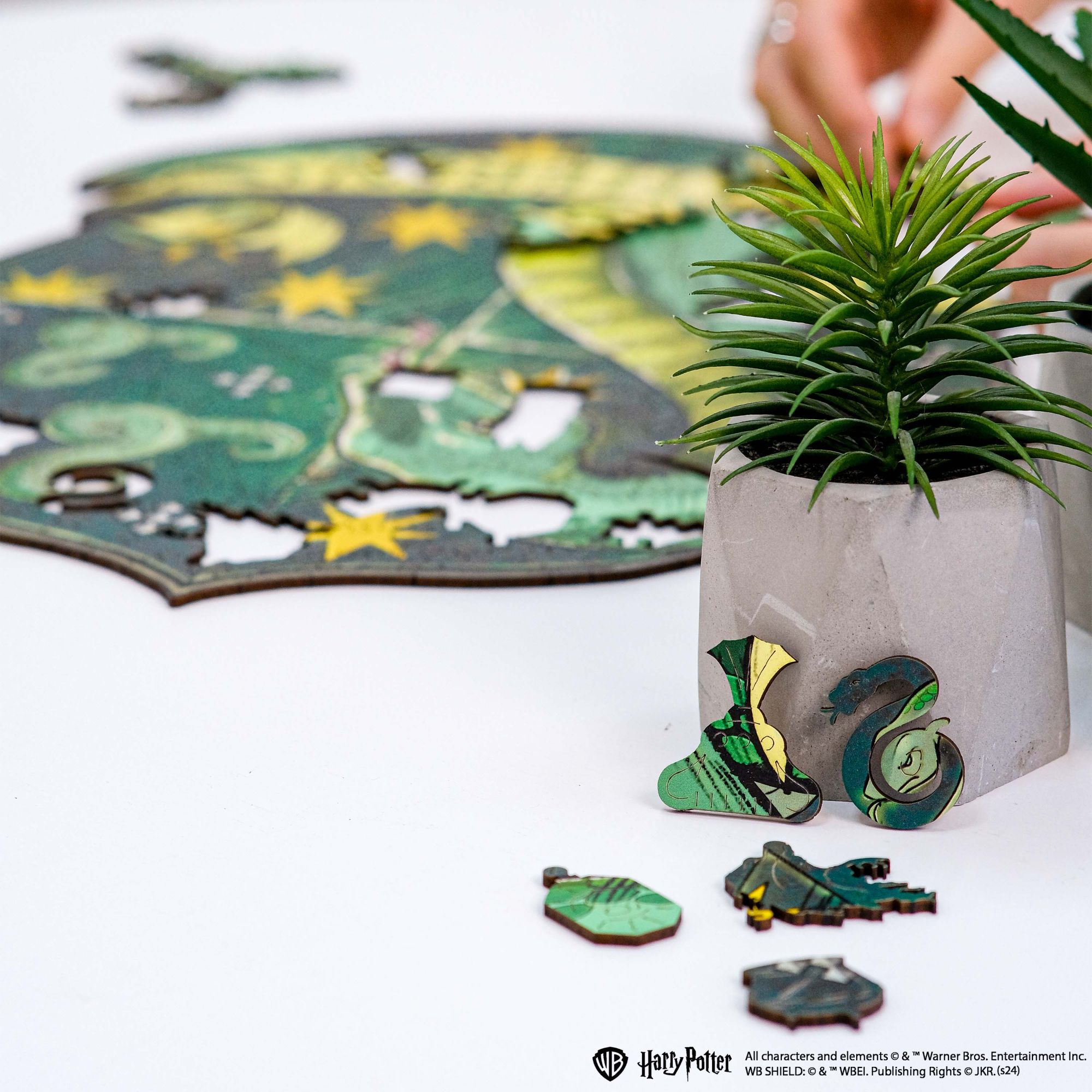Wooden jigsaw puzzle Harry Potter Slytherin™ Gameplay
