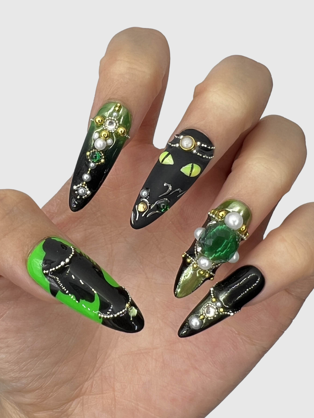 Witch's Familiar press on nails