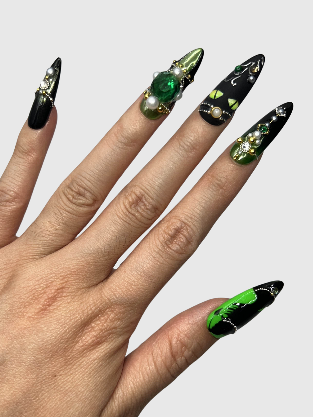 Witch's Familiar press on nails
