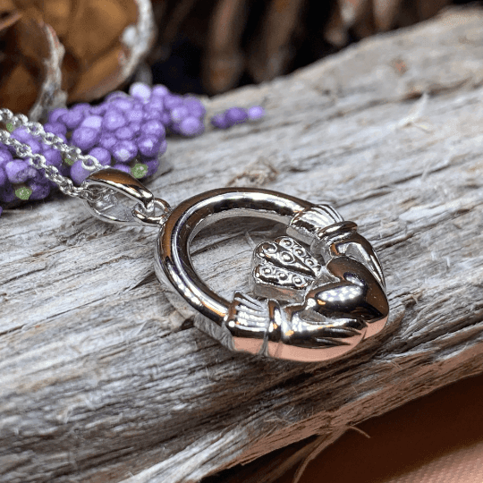 Lylah Claddagh Necklace - 18