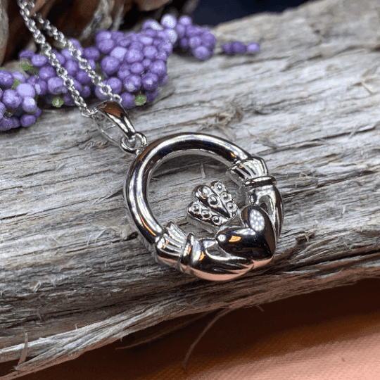 Lylah Claddagh Necklace - 18