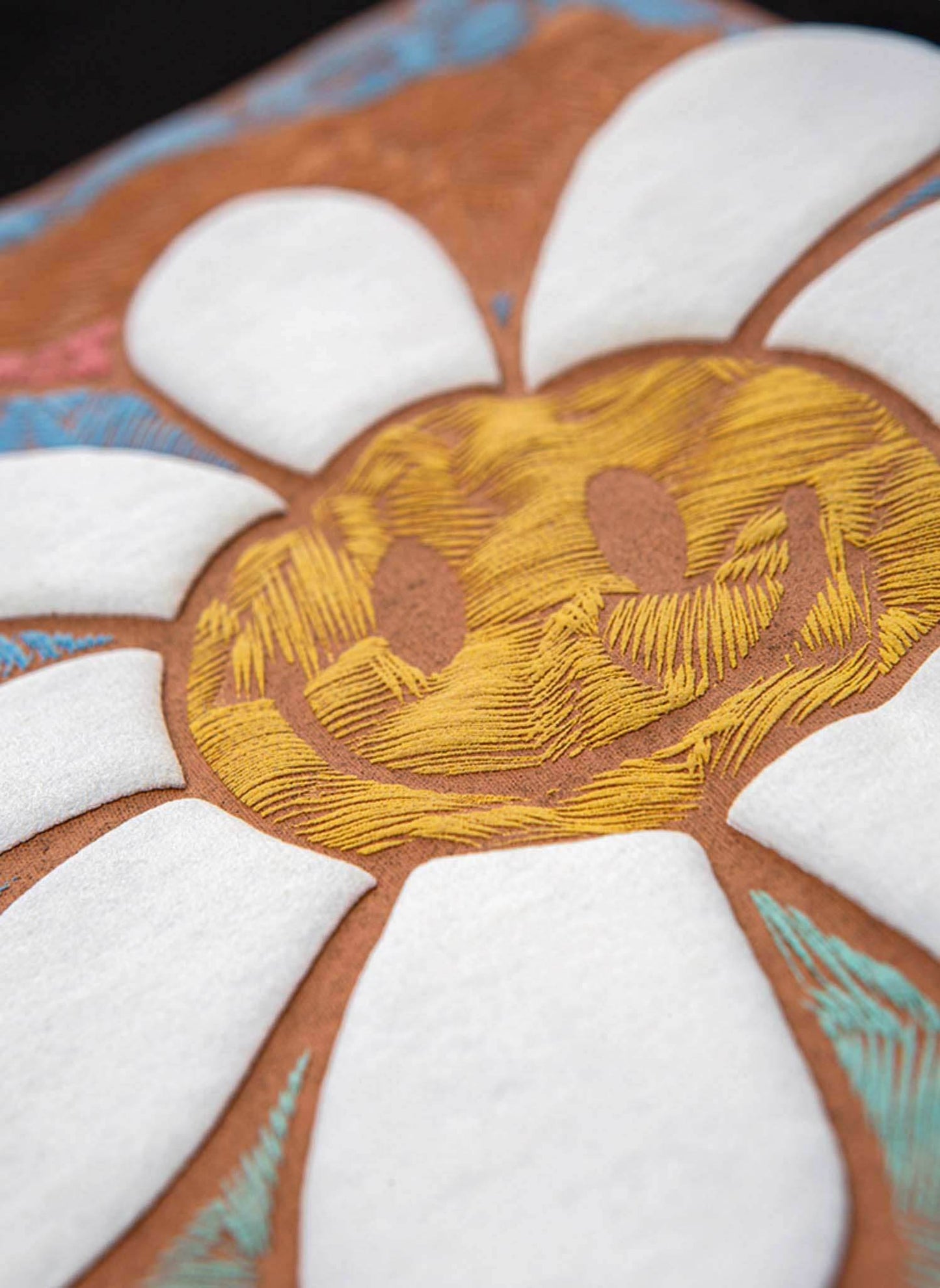 Color Artwork Daisy Tee - White / M