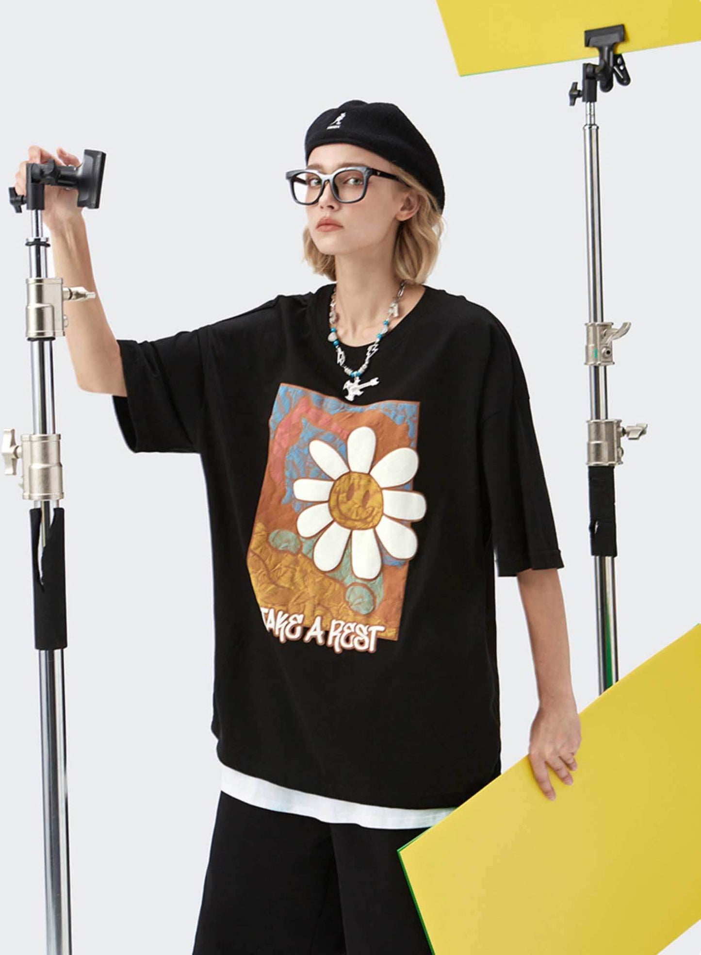 Color Artwork Daisy Tee - White / M