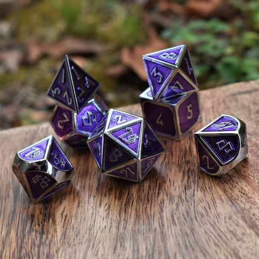 Juego de dados de metal morado y plateado Elder Runes