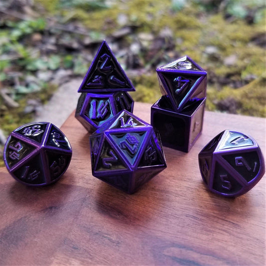 Elder Runes Juego de dados de metal con bordes morados