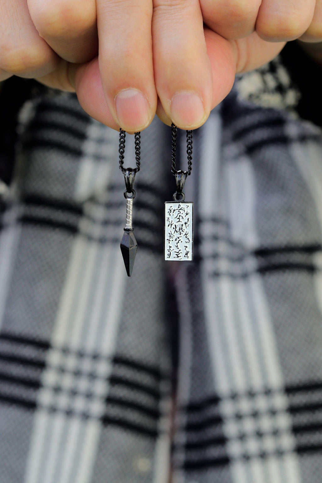 Naruto™ Paper Bomb Kunai Necklace - Black / Set - Kunai & Tag