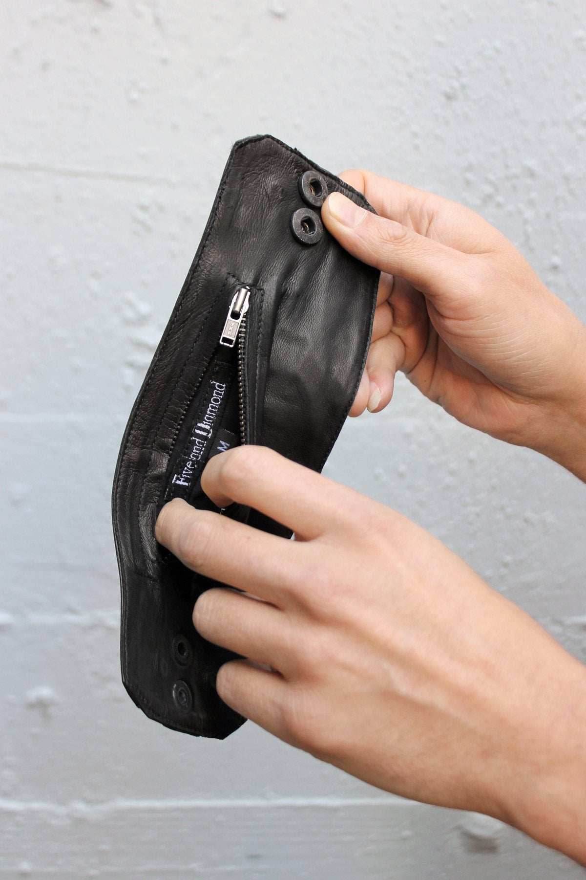 Five and Diamond Wrist Wallet - leather - Black/Black / Small