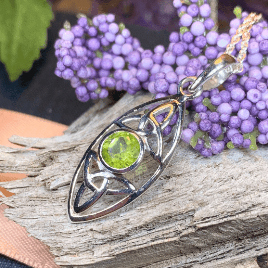 Dolce Trinity Knot Necklace - Peridot / 18