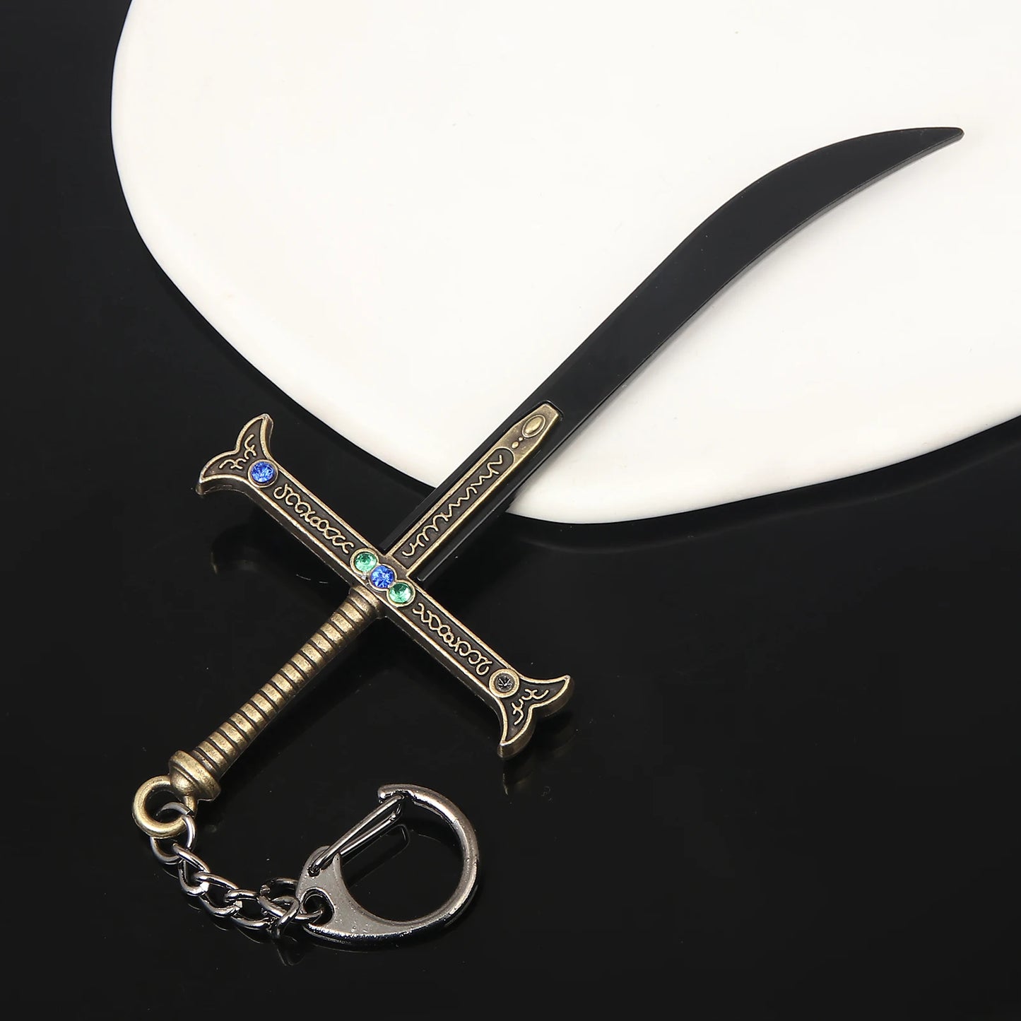 Hawk Eyes Dracule Mihawk Keychain Strongest Swordsman Black Blade Yoru Weapon Model Key Chain for Men Anime Cosplay Jewelry Gift