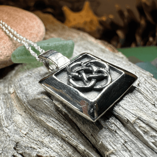 Dara Knot Necklace - 