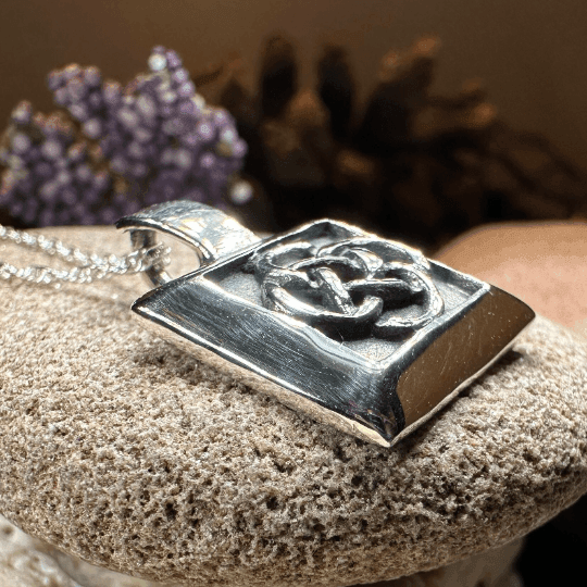 Dara Knot Necklace - 