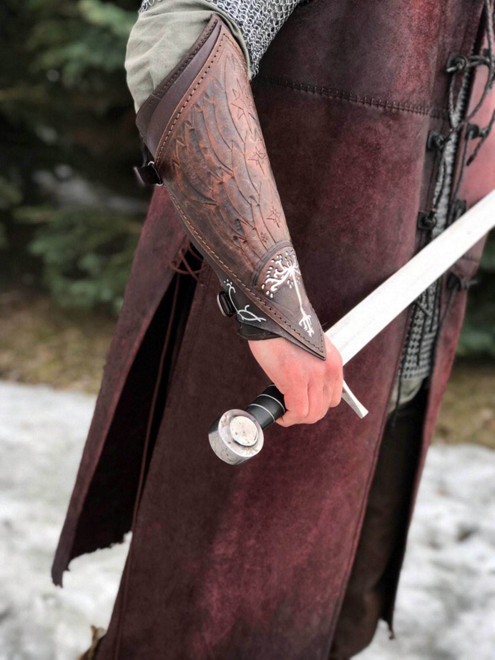 Aragorn's leather bracers (Lord of the Rings) - brown (as pictured) / For one hand